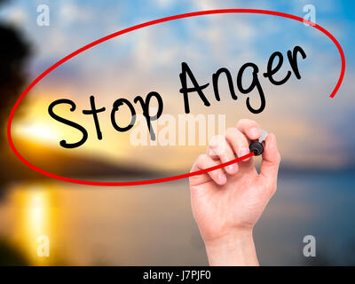 Man main écrit arrêter la colère avec marqueur noir sur l'écran visuel. Isolé sur fond. Le commerce, la technologie, internet concept. Stock Photo Banque D'Images