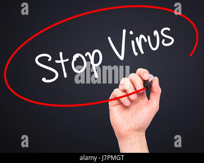 Man main écrit Stop Virus avec marqueur noir sur l'écran visuel. Isolé sur le noir. Le commerce, la technologie, internet concept. Stock Photo Banque D'Images