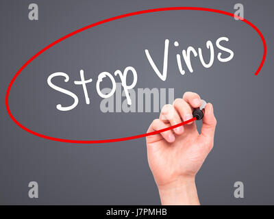 Man main écrit Stop Virus avec marqueur noir sur l'écran visuel. Isolé sur le gris. Le commerce, la technologie, internet concept. Stock Photo Banque D'Images