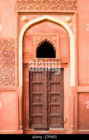 L'ancienne porte de bois avec mur décoré dans Agra Banque D'Images