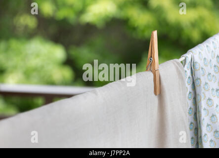 Deux vieilles serviettes de raccrocher avec une cheville de bois à l'extérieur pour sécher, selective focus. Banque D'Images