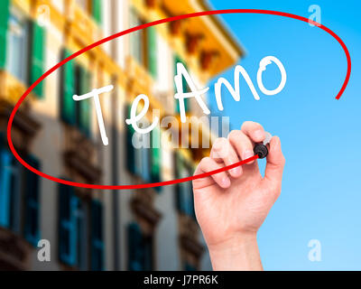 La main de l'homme Te Amo ( je t'aime en espagnol) avec marqueur noir sur l'écran visuel. Isolé sur la ville. Le commerce, la technologie, internet concept. Stock Banque D'Images