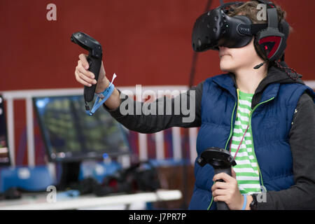 SEINT-Pétersbourg, Russie - 20 MAI 2017 : les essais de verres de réalité virtuelle à l'exposition des jeux d'ordinateur, la réalité virtuelle exposition en Saint Petersburg, Russie Banque D'Images