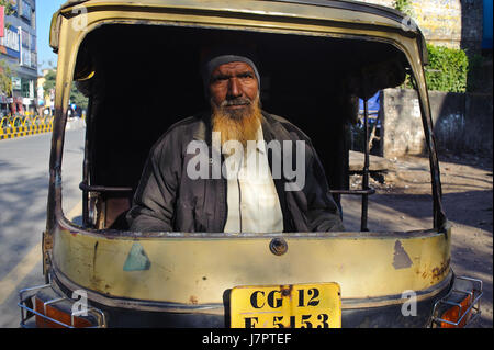 La conduite d'un homme musulman auto rickshaw sans écran avant ( Inde) Banque D'Images