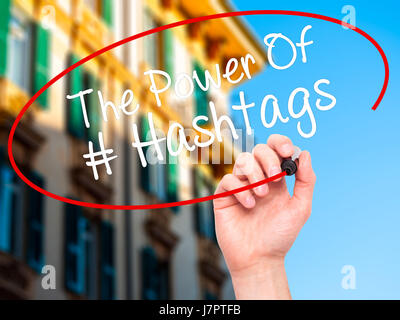 Man main écrit le pouvoir des Hashtags avec marqueur noir sur l'écran visuel. Isolé sur la ville. Le commerce, la technologie, internet concept. Stock Photo Banque D'Images