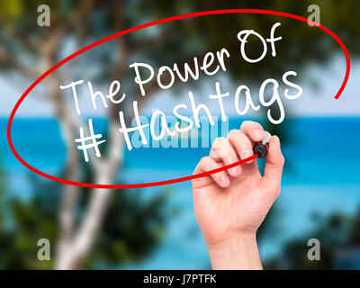 Man main écrit le pouvoir des Hashtags avec marqueur noir sur l'écran visuel. Isolé sur la nature. Le commerce, la technologie, internet concept. Stock Photo Banque D'Images