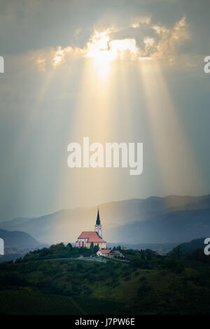 Les rayons du soleil qui brille sur une église Banque D'Images