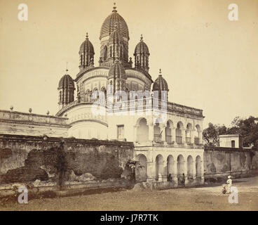 Le temple Dakshineshwar, situé à Kolkata, en Inde, a été construit en 1855. Cette photographie historique de 1865 met en valeur l'architecture du temple, qui mélange les styles de temple hindous avec des éléments modernes. Il est dédié à la déesse Kali et est un lieu de pèlerinage important. Banque D'Images