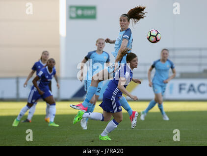 Manchester City Women's Jill Scott (haut) et Chelsea Ladies' Maren Mjelde bataille pour la balle durant la FA Women's Super League match série printemps à l'Académie, du Stade de Manchester. Banque D'Images