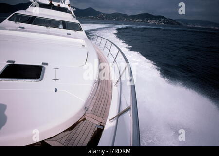 AJAXNETPHOTO. CANNES, FRANCE. - Vitesse - UN BATEAU À MOTEUR À GRANDE VITESSE DANS LA BAIE DE CANNES. PHOTO:JONATHAN EASTLAND/AJAX REF:202166 Banque D'Images