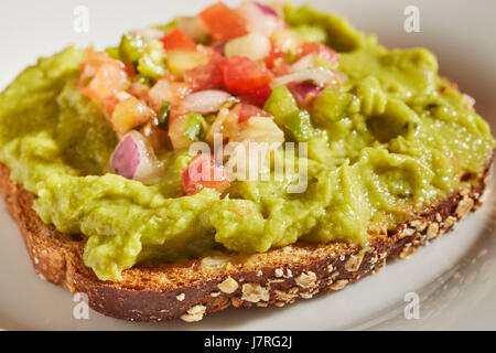 Toast à l'avocat sandwich fait avec la purée d'avocat Banque D'Images