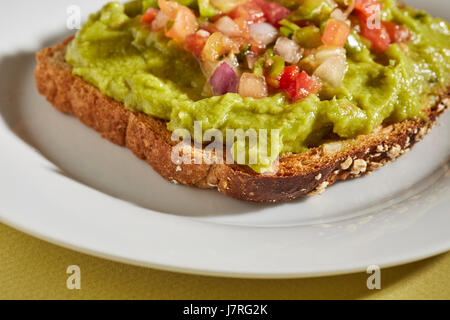 Toast à l'avocat sandwich fait avec la purée d'avocat Banque D'Images