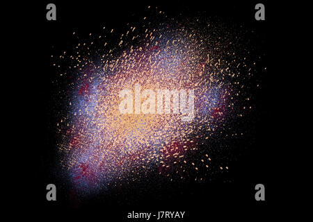 Abstract design de nuage de poudre colorés isolé sur fond sombre, noire. Abstract design coloré de nuage de poussière. Nuage de particules, de l'économiseur d'écran wal Banque D'Images