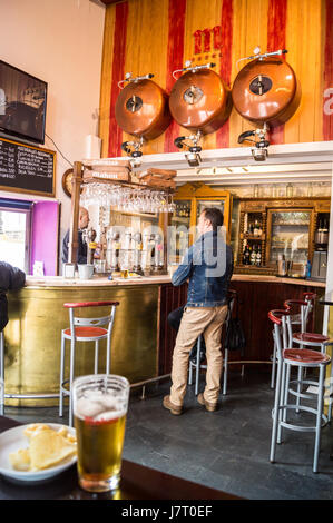 Un homme boire de la bière à Pagos Viejos bar à vin, Calle del Aguila, Oviedo, Asturias, Espagne Banque D'Images