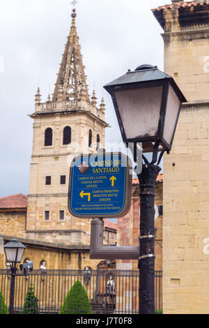 Un signe sur un réverbère le marquage des pèlerins de Saint-Jacques de Compostelle, Monastère de Saint Pelayo, Oviedo, Asturias, Espagne Banque D'Images