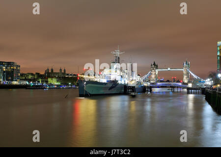 Le HMS Belfast & Tour de Londres par nuit Banque D'Images