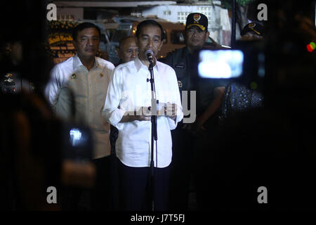 Le président "Joko" Jokowi Widodo, ainsi que Vice-président Jusuf Kalla, chef d'agence de renseignement d'État Budi Gunawan et sous-chef de la police indonésienne Commissaire Général Syafruddin, visiter l'emplacement de l'attentat-suicide à Kampung Melayu bus terminal, Jakarta, jeudi soir, le 25 mai 2017. Dans une conférence de presse aux médias après la visite, le Président Jokowi a livré un message au gouvernement et au Parlement de procéder immédiatement à la Loi antiterroriste, les lois 'so que les autorités ont une base solide dans la loi "Jokowi a dit. (Photo de Tubagus Aditya Irawan/Pacific Press) Banque D'Images