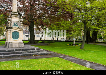 Westbury Gardens Park et War Memorial dans le centre historique de la ville de Bradford on Avon, Wiltshire, Angleterre. Banque D'Images