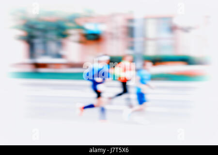 Groupe de trois jeunes coureurs en déménagement, effet de flou, visages méconnaissables. City marathon. Sport, de la condition physique et mode de vie sain concept. Pour toile moderne Banque D'Images