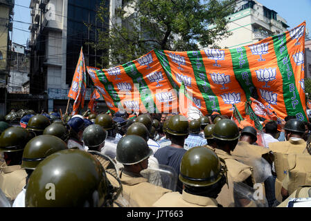 Kolkata, Inde. 25 mai, 2017. Affrontement entre Bharatiya Janata Party activist et la police ont lieu dans la région de Calcutta au cours de Bharatiya Janata Party ?s ?rallye proposer Mars à Lalbazar (Kolkata) Siège de la police ? Le jeudi. Credit : Saikat Paul/Pacific Press/Alamy Live News Banque D'Images