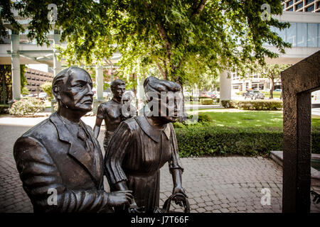 Statues à Richard et Annette Bloch Cancer Survivors Plaza, Dallas, TX. Banque D'Images