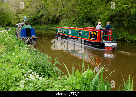 Les péniches sur le canal Kennet et Avon entre Bradford et Avon et baignoire dans le Wiltshire, Angleterre. Banque D'Images