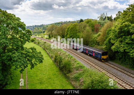 La baignoire à Westbury ligne de chemin de fer en vue de l'Aqueduc Dundas portant le Kennet and Avon Canal à Monkton Combe, Wiltshire, Angleterre. Banque D'Images