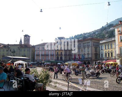 Piazza Grande à Locarno, en Suisse, est une place centrale connue pour son architecture historique et ses espaces publics dynamiques. Il accueille des événements culturels et des festivals, servant de point de repère clé dans la ville. Banque D'Images