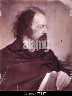 Une photographie du poète anglais Alfred Tennyson tenant un livre, capturée par Julia Margaret Cameron, connue pour ses portraits de personnages célèbres au XIXe siècle. Banque D'Images
