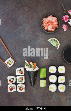 Sushi végétarien avec de la sauce soja, wasabi et gingembre mariné, servi sur fond de pierre. Vue de dessus, l'espace vide Banque D'Images