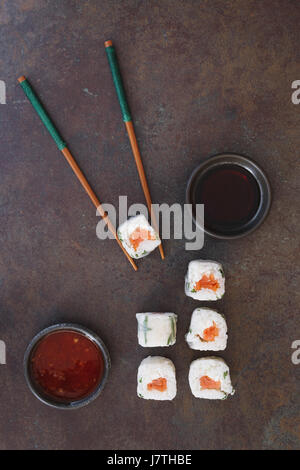 Rouleaux de papier de riz vietnamien servi avec le soja et la sauce chili. Vue de dessus, l'espace vierge, image aux tons sombres Banque D'Images