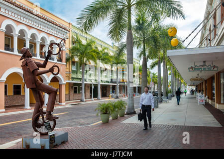 Jongleur sur un monocycle - une sculpture de métal par Edgardo Carmona sur un sidwalk afficher sur la première rue, Fort Myers, Floride, USA Banque D'Images