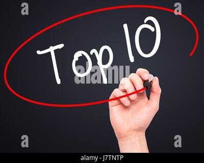 La main de l'homme Top 10 avec marqueur noir sur l'écran visuel. Isolé sur le noir. Le commerce, la technologie, internet concept. Stock Photo Banque D'Images