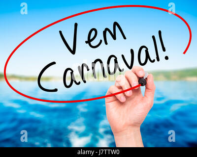 Man main écrit Carnaval est venue (en portugais) avec marqueur noir sur l'écran visuel. Isolé sur la nature. Le commerce, la technologie, internet concept. St Banque D'Images