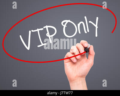 Man main écrit VIP seulement avec marqueur noir sur l'écran visuel. Isolé sur fond. Le commerce, la technologie, internet concept. Stock Photo Banque D'Images