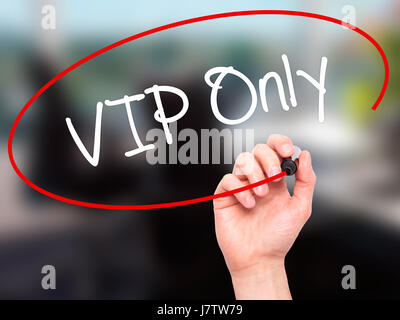 Man main écrit VIP seulement avec marqueur noir sur l'écran visuel. Isolé sur fond. Le commerce, la technologie, internet concept. Stock Photo Banque D'Images