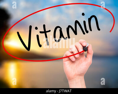 Man main écrit vitamine avec marqueur noir sur l'écran visuel. Isolé sur la nature. Le commerce, la technologie, internet concept. Stock Photo Banque D'Images