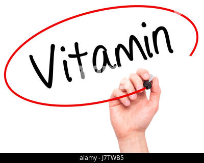 Man main écrit vitamine avec marqueur noir sur l'écran visuel. Isolé sur blanc. Le commerce, la technologie, internet concept. Stock Photo Banque D'Images