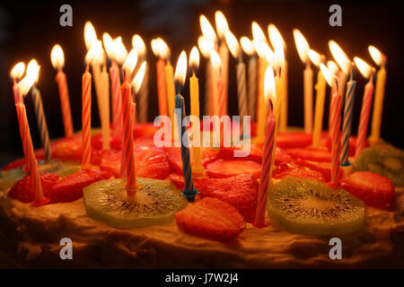 Gateau D Anniversaire Avec Plein De Bougies Allumees Photo Stock Alamy