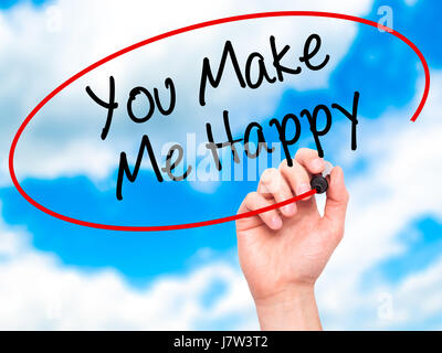 Man main écrit vous me rendre heureux avec marqueur noir sur l'écran visuel. Isolé sur fond. Le commerce, la technologie, internet concept. Stock Photo Banque D'Images