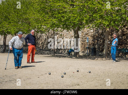 Les hommes boulodrome dans l'ombre des remparts de Saint Malo, Bretagne France Banque D'Images