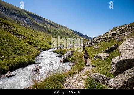 Les gens à côté de la randonnée dans la vallée de la rivière Ferrand Ferrand et traverser un petit pont en bois, Alpes, Isère, Oisans, France, Banque D'Images