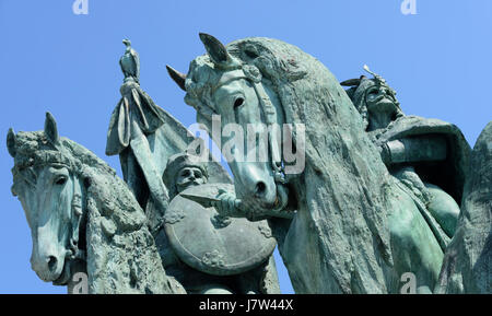 La Hongrie, Budapest.Place des Héros (Hősök tere). Détail des statues des sept chefs de l'Magyars Banque D'Images