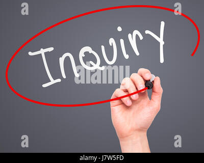 La main de l'homme enquête avec le marqueur de l'essuyer. conseil transparent Isolé sur le gris. Business, internet, technologie concept. Stock Photo Banque D'Images