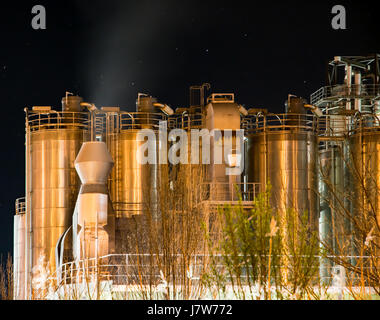 Allumé en réservoirs de stockage d'une usine chimique dans la nuit Banque D'Images