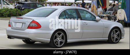 Cette image montre la vue arrière de la *Mercedes Benz E63 AMG* 2006-2009, une berline de luxe haute performance. Le véhicule représente la combinaison de l'ingénierie puissante, du luxe et de la technologie automobile avancée. Banque D'Images