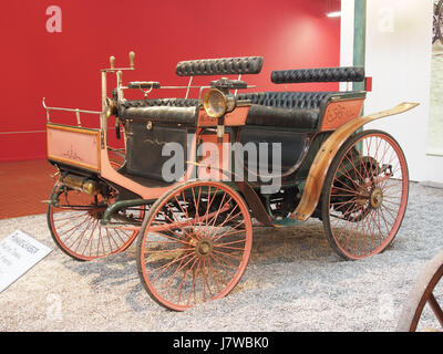 La Peugeot Phaetonnet type 8 de 1893 est une automobile classique équipée d'un moteur 2 cylindres, de 3 chevaux et d'une cylindrée de 1282 cm³. Capable d'atteindre des vitesses de 20 km/h, ce modèle primitif s'inscrit dans les efforts pionniers de Peugeot dans la construction automobile au tournant du XXe siècle. Banque D'Images