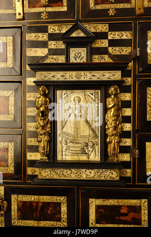 Le Cabinet avec image de la Nino del remedio, vue 2, la Castille, 1650 AD 1700, bois ebonised, shell, os, bronze Museo Nacional de Artes Decorativas Madrid, Espagne DSC07973 Banque D'Images