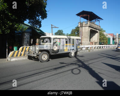 Ce titre fait référence à une route à San Rafael, Bulacan, Philippines, plus précisément dans la région de Sabang Tambubong. La route fait partie de l'infrastructure de l'Administration nationale d'irrigation, contribuant aux systèmes d'irrigation locaux. Banque D'Images