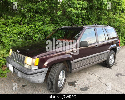 1993 Jeep Grand Cherokee Laredo Blackberry avec intérieur rouge 06 Banque D'Images